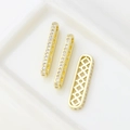 Makroaufnahme von 14k vergoldeten quadratischen Zwischenperlen mit Zirkonia-Inlay für Schmuck - 14K Gold Farbe Groß (D3879-3)