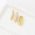 Makroaufnahme von 14k vergoldeten quadratischen Zwischenperlen mit Zirkonsteinen - 18K Gold Farbe Klein (D3879-4)