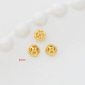 Dettaglio dei copriperla a fiore traforati dorati da 6mm per creazione gioielli fai-da-te - Placcato Oro 18K Stile 2 / 6mm