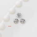 Dettaglio macro di copriperla a fiore da 6mm placcati in oro per creazione gioielli DIY - Placcato Oro Bianco Stile 3 / 6mm