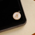 Pendentif rond doré avec lettre A sertie de zircons et base en nacre pour bijoux DIY - Lettre A