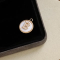 Pendentif lettre B en cuivre doré avec zircons brillants et nacre blanche élégante - Lettre B