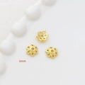 Vista macro di copriperla a fiore cavo placcati oro 6mm per creazione gioielli - Placcato Oro 14K Stile 4 / 6mm