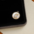 Pendentif rond doré avec lettre C et zircons sur incrustation de nacre blanche - Lettre C