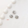 Vista macro dettagliata di copriperle a fiore d'argento 6mm per creazione gioielli - Placcato Oro Bianco Stile 6