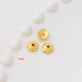 Dettaglio macro di copriperle a fiore dorati da 7mm per creazione di gioielli fai-da-te - Placcato Oro 18K Stile 11