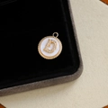 Pendentif rond lettre D doré avec incrustation nacre et zircons pour bijoux DIY - Lettre D