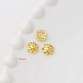 Vista macro di copriperle forati placcati in oro 7 mm per la creazione di gioielli - Placcato Oro 14K Stile 13