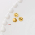 Vista macro di distanziatore a fiore dorato 7mm con motivo a spirale per gioielli fai-da-te - Placcato Oro 18K Stile 14