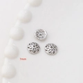 Dettaglio macro di distanziatori a fiore cavo da 7mm argento per creazione gioielli - Placcato Oro Bianco Stile 15