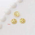 Dettaglio macro di copriperla a fiore dorato da 7mm per creazione di gioielli fai da te - Placcato Oro 14K Stile 16