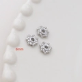 Dettaglio macro di perline distanziatrici argentate da 8mm per creazione gioielli - Placcato Oro Bianco Stile 24