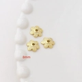 Vista macro dettagliata di una coppetta a fiore dorata da 8mm con finitura opaca per gioielli - Placcato Oro 14K Stile 25