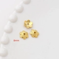 Dettaglio macro di copriperle a fiore dorate da 8mm per la creazione di gioielli fai da te - Placcato Oro 18K Stile 26