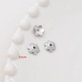 Macro di copriperle a forma di fiore da 8mm per gioielli fai da te su vassoio bianco - Placcato Oro Bianco Stile 27
