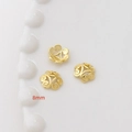 Dettaglio macro di copriperle a fiore dorati da 8mm per la creazione di gioielli fai da te - Placcato Oro 14K Stile 31 (Grande)