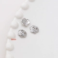 Vista macro di copriperla in argento da 8mm con design a filigrana per creazione gioielli - Placcato Oro Bianco Stile 33 (Grande)