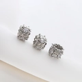 Vue macro de trois perles d'espacement argentées évidées avec des oxydes de zirconium - Pièce Unique / Style Argent (2#)