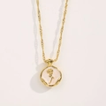 Detalle del colgante vintage dorado con rosa de esmalte rosa y diseño de moneda antigua - Dorado - Cadena de ondas de agua