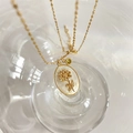 Detalle del collar con colgante de girasol en nácar blanco y circón amarillo fino - Noviembre-Crisantemo