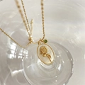 Gouden ovale zonnebloemketting met parelmoer inleg en klein groen zirkoon detail - Augustus-Klaproos