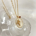 Gouden ketting met ovale bloemenhanger van wit schelp en rode geboortesteen - Juli-Waterlelie
