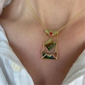 Collana a busta dorata con cuore rosso e incisione I Love You indossata da modella - Busta Dorata / Oro