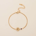 Detail van gouden schakelarmband met zonnebloem hanger en blauwe zirkoon edelsteen - Armband / September Blauwe Winde Armband