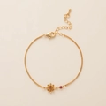 Detail van de gouden bloemhanger met rode zirkoon aan een fijne Venetiaanse schakelketting - Armband / Juli Waterlelie Armband