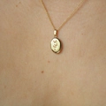 Collana con medaglione ovale dorato con farfalle incise e placcatura in oro 18 carati - Oro Farfalla Album