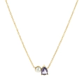 Primer plano del collar dorado con perla blanca y colgante de circonita púrpura en gota - Febrero