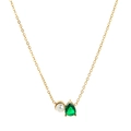 Detalle de collar dorado con perla blanca y colgante de circón verde en forma de gota - Mayo