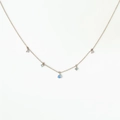 Collana a doppio strato in titanio placcato oro con pendenti in opale blu e pietre di zircone - Stile A con Frange in Opale Blu (Oro)