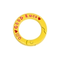 Gele ronde veergesp met 'OH GOOD Luck' tekst en rode hartvormige versieringen - Geel
