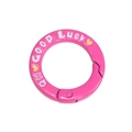 Roze ronde veerring sleutelhanger met Good Luck gravure en gele hartjespatronen - Rozerood