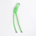 Llavero de cuero trenzado verde neón con puntas de metal plateado y costuras visibles - Verde Primavera
