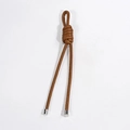 Porte-clés artisanal en cuir marron tressé avec des embouts en métal argenté - Café Foncé