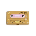 Colgante de cassette vintage de acrílico amarillo mostaza con texto HITS 90s - Cinta de Casete / Café Claro