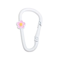 Witte musketonhaak met roze bloembedeltje voor het maken van DIY sleutelhangers - D-Ring Bloem / Wit