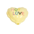 Hellgelbe herzförmige Acrylperle mit buntem HOT LOVE Aufdruck für DIY-Schmuckherstellung - Lackiertes Herz Gelb