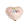 Rosa herzförmige Acrylperle mit buntem Hot Love Text für DIY-Schmuckherstellung - Lackiertes Herz Milchtee