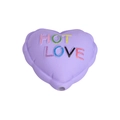 Lila herzförmige Acrylperle mit Hot Love Schriftzug und Loch für DIY Bastelarbeiten - Mattes Herz Lila