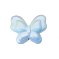 Irillerende lichtblauwe vlinder bedeltje van acryl met een glanzende afwerking - Massief Blauw
