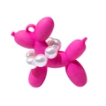 Mattrasierter rosafarbener Ballonhund-Anhänger mit weißer Perlenkette als Accessoire - Mit Perle / Rosenrot
