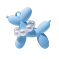 Matthelblauer Ballonhund-Anhänger mit weißer Perlenkette und Aufhängeschlaufe - Himmelblau