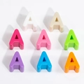 Perline colorate a forma di lettera A in acrilico 3D per creazione gioielli fai da te - Lettera A / Diametro del foro 6mm / Colore Casuale