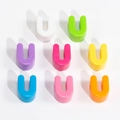 Perline in acrilico a forma di U in colori vivaci per gioielli fai-da-te e catene per telefoni - Lettera U / Diametro del foro 6mm / Colore Casuale