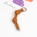 Portachiavi artigianale in pelle intrecciata marrone con anello in metallo lucido e finitura - Giallo ocra
