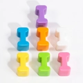 Perline colorate in acrilico a forma di I in sette tonalità per creazione gioielli DIY - Lettera I / Diametro del foro 6mm / Colore Casuale