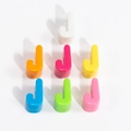Set di sette ganci in acrilico a forma di J in tonalità vivaci e assortite per fai da te - Lettera J / Diametro del foro 6mm / Colore Casuale